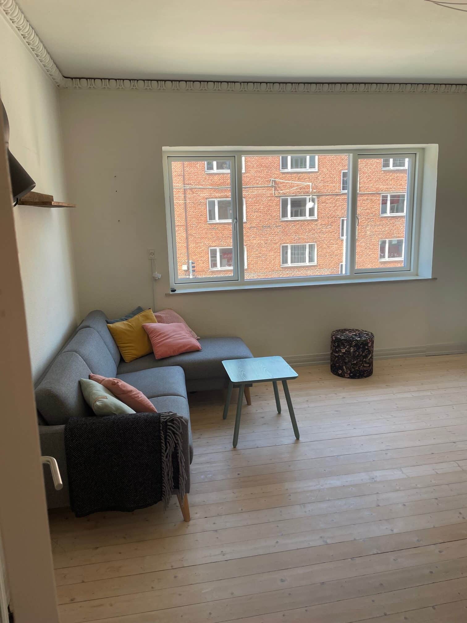 Aalborgs centrum tæt på det hele får du en lejlighed med entre som fordeler til alle lejlighedens rum.