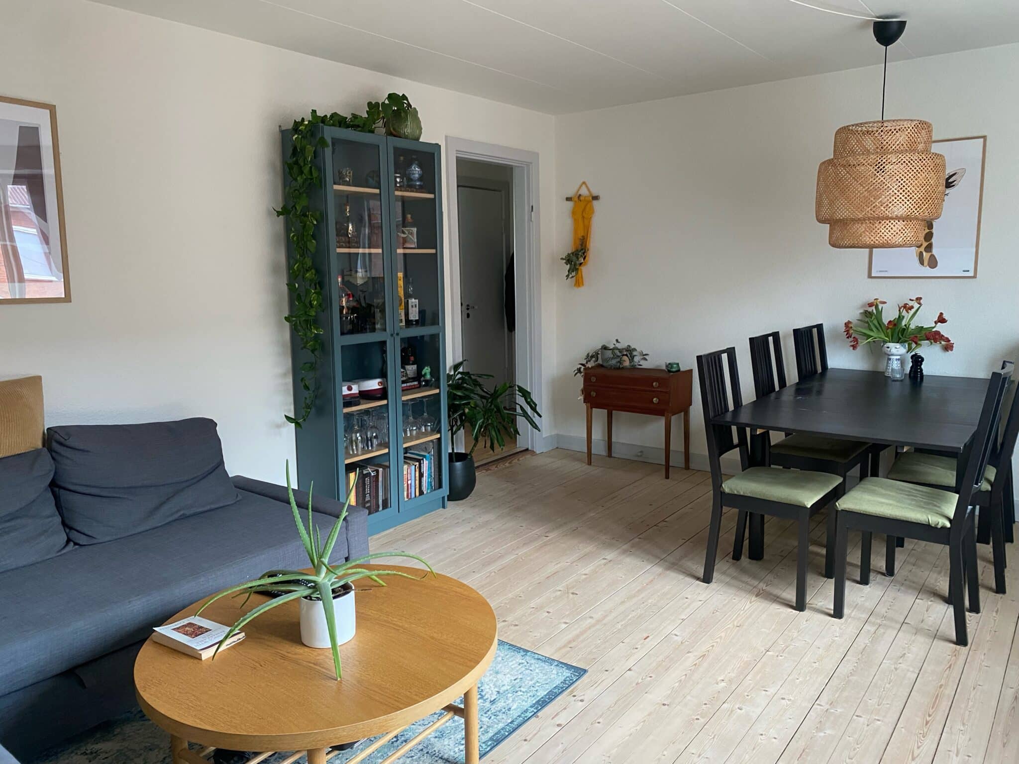 Hyggelig 2 værelses lejlighed i Øgaden på stille blind vej.
Du får:
Hyggelig stue med mindre altan
Fordelingsgang
Badeværelse
Køkken med masser af skabsplads og mulighed for indretning af spiseplads.
Større værelse med skabe og adgang til stor sydvendt altan
Mulighed for leje af parkering.
Tæt på byens kulturliv, indkøbsmuligheder og offentlig transport